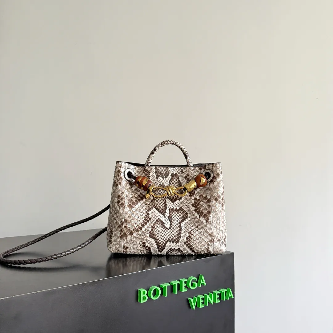 The new Andiamo batch of 3060 BV is shipped‼ ️The classic intercciato weaving process is used to create a soft bag, the metal knot is made of micro-cast aluminum using jewelry technology🪢, and the decorative beads are made of metal and hand-polished oak, allowing you to jump repeatedly between elegance and fun💃, making it unpredictable. Classic and versatile, it shows off your temperament, and the bag has a large capacity, making it very convenient for daily commuting! It has a variety of carrying methods, the shoulder straps can be adjusted by yourself, the original lambskin feels soft and delicate, and the unisex style breaks gender boundaries and brings a more practical and long-lasting use experience. The Andiamo, which has both elegant and casual styles, perfectly interprets the "fashionable old money style". Style number: 743568+wood hardware Color: original snakeskin pattern Size: 25*22*10.5cm